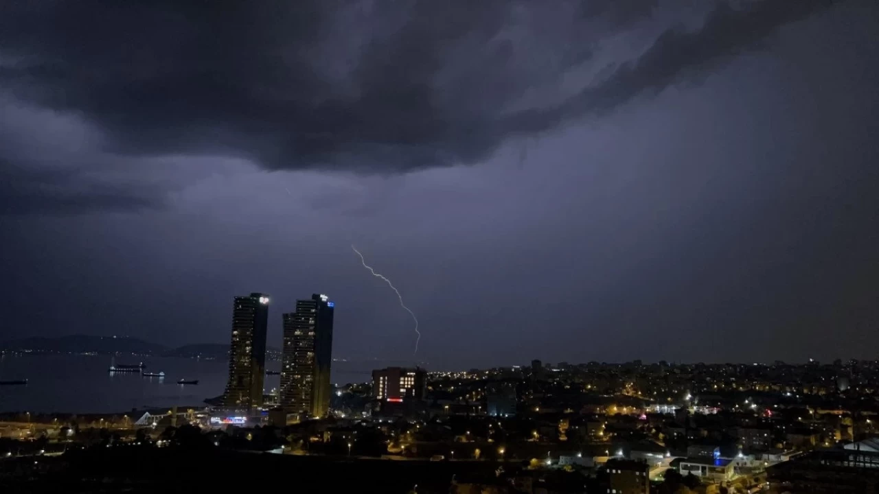 İstanbul'da Gök Gürültülü Sağanak Uyarısı: Ani Sel ve Su Baskınlarına Dikkat!