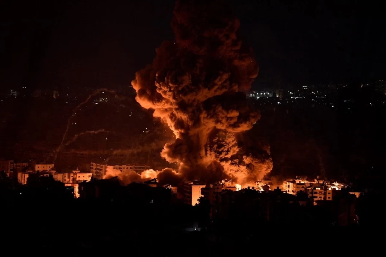 İsrail'den Beyrut'un Güneyine Bombardıman! Tarihi Şehir Alevler İçinde