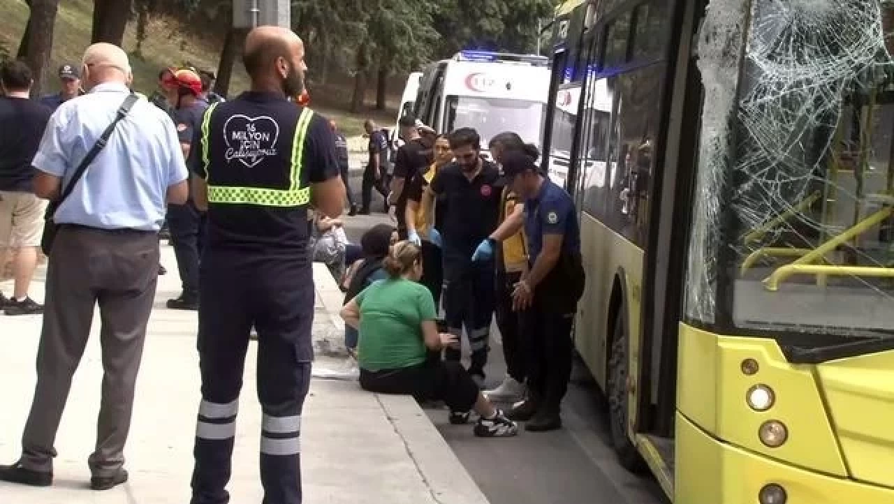 İstanbul'da Korkutan Kaza: Tır İETT Otobüsünün Üzerine Devrildi, 8 Yolcu Yaralandı