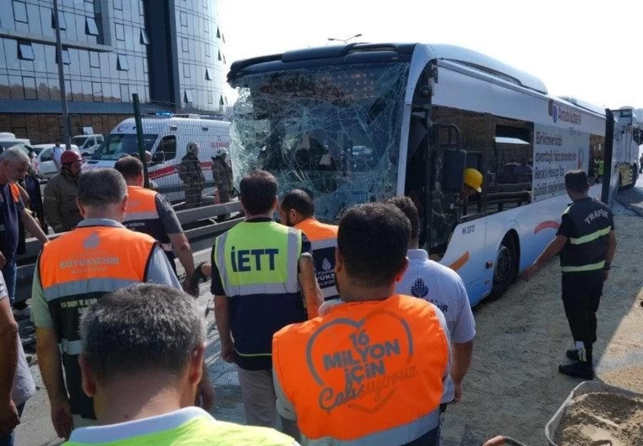 Küçükçekmece'de Metrobüs Kazası: 1 Kişi Hayatını Kaybetti, 2'si Ağır 45 Yaralı