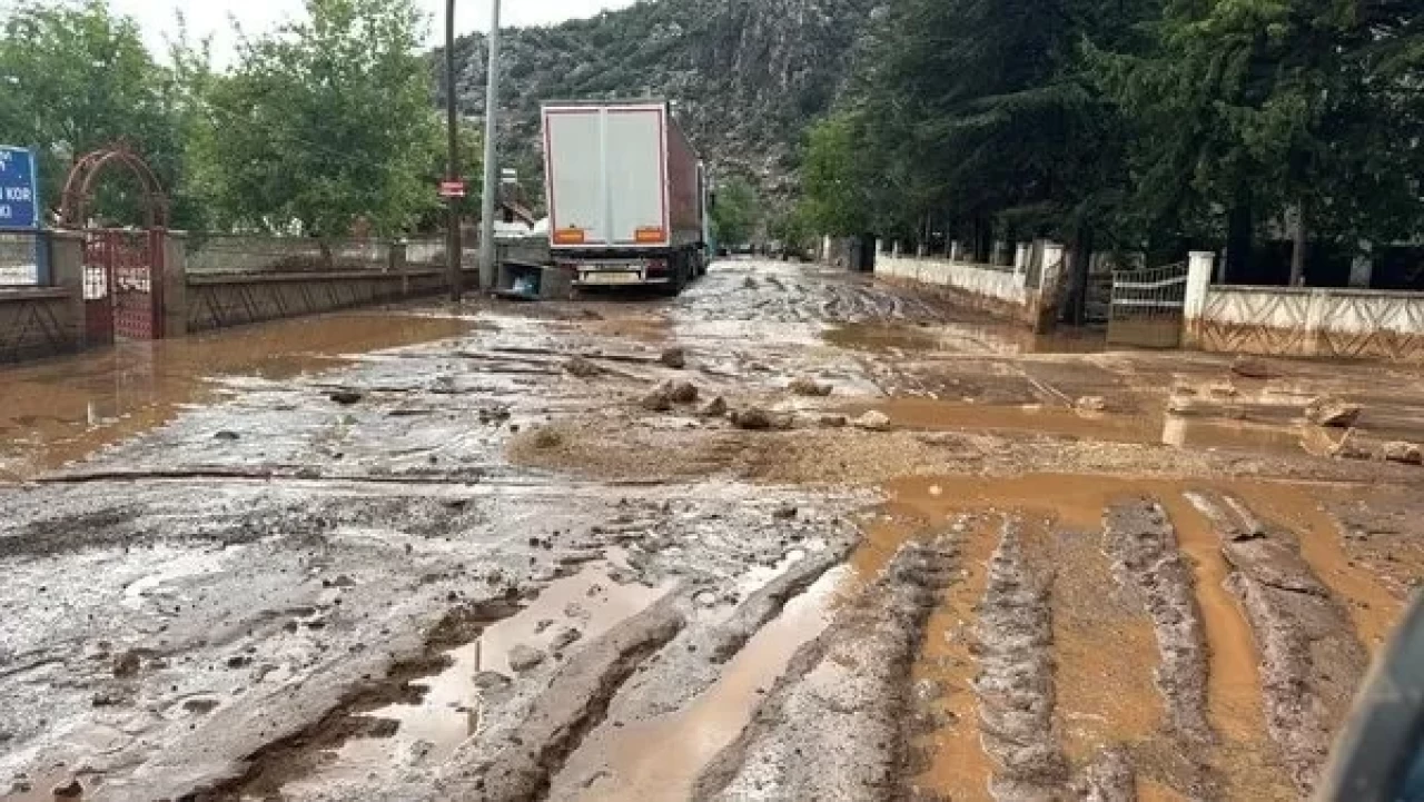 Antalya Elmalı’da Sağanak Yağış Felaketi: Sel, Evleri ve Yolları Vurdu