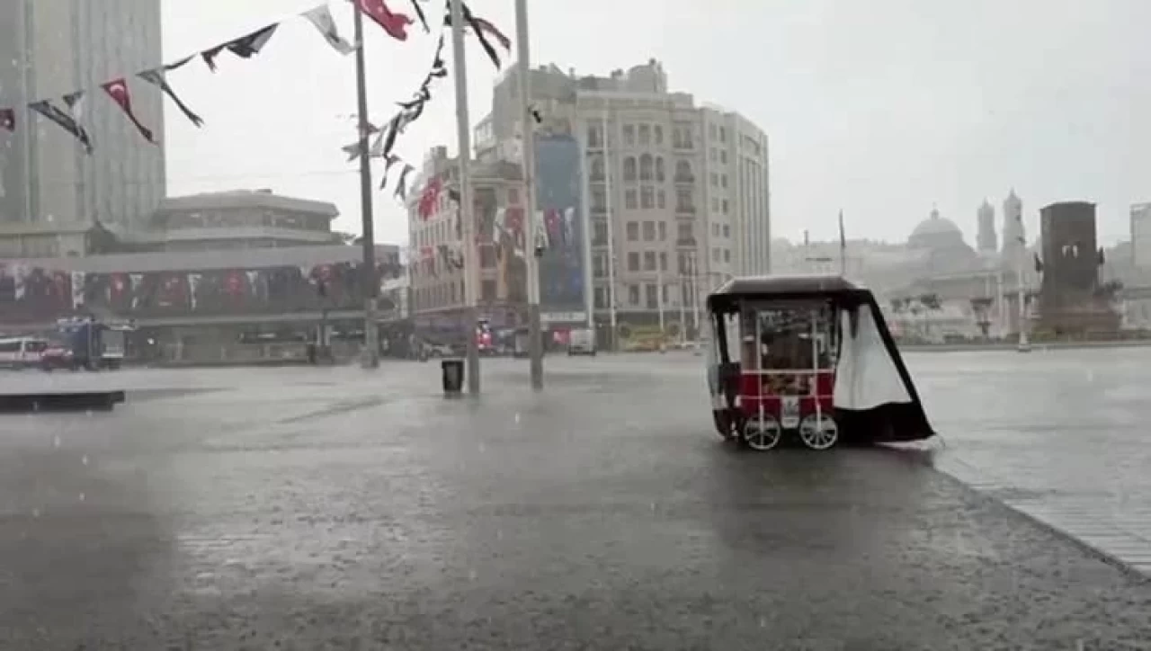 İstanbul'u Felç Eden Yağış: Sel, Dolu ve Su Baskınları Hayatı Durma Noktasına Getirdi!