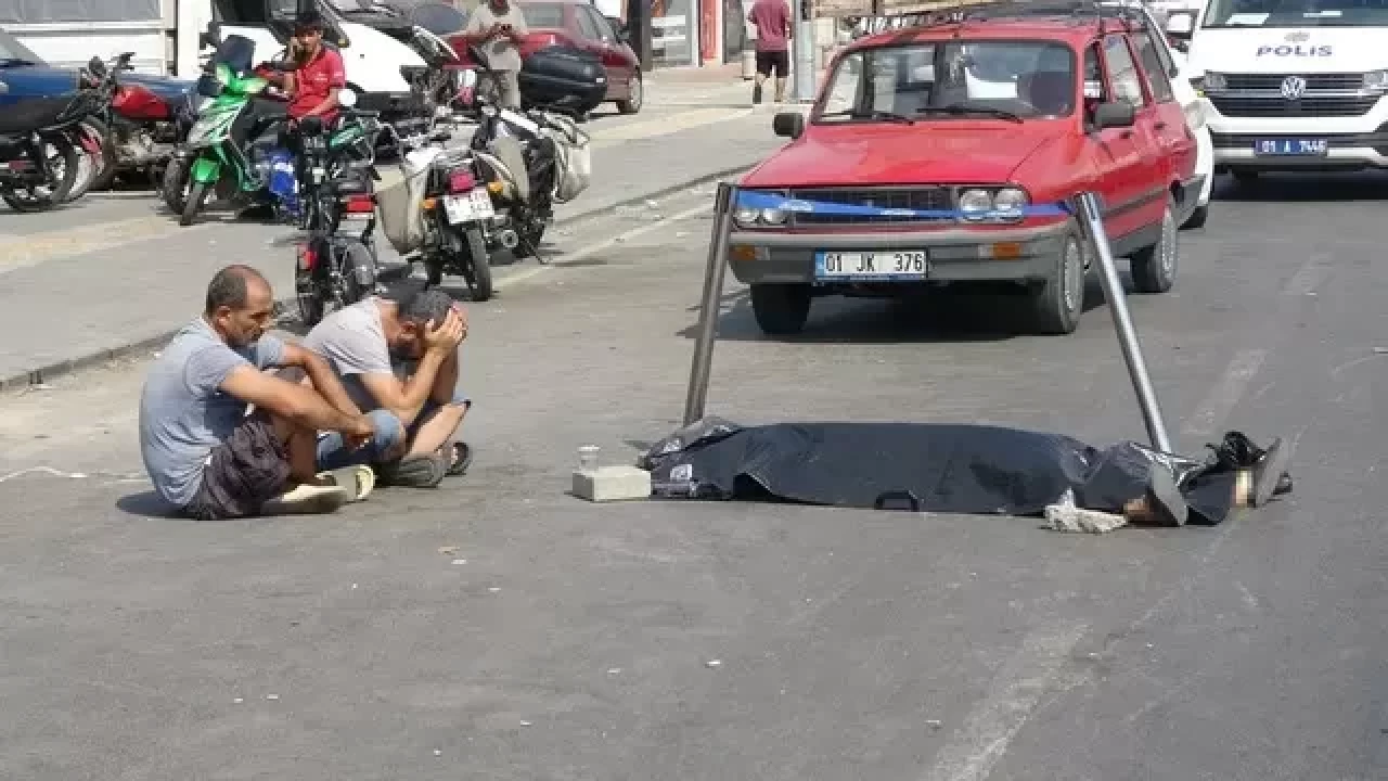 Bu kareye yürek dayanmaz! Elleri başında öylece ölen eşine baktı