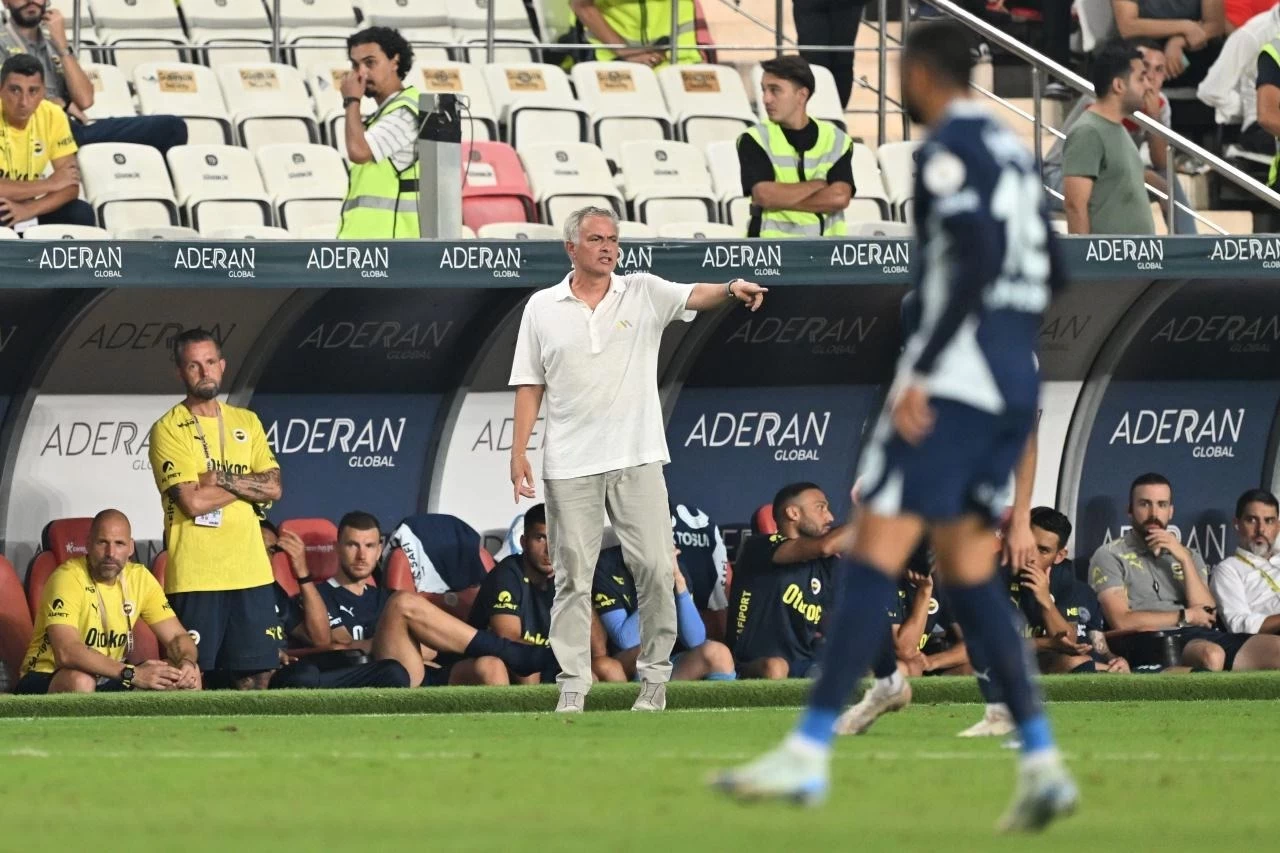 Mourinho’dan VAR'a Bilgisayarlı Protesto! Bilgisayarıyla Yayıncı Kamerasının Önüne Geçti!