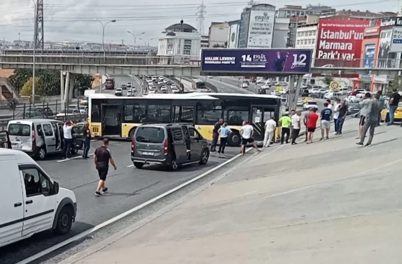 Önce Metrobüs Şimdi de Halk Otobüsü! İETT'de Neler Oluyor? D-100 Karayolu Trafiğe Kapandı