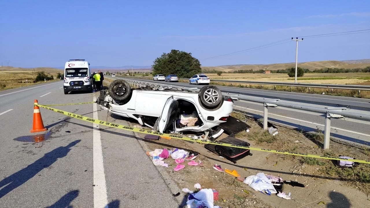 Çorum'un Sungurlu İlçesinde Trafik Kazası: Polis Memuru Çift Hayatını Kaybetti, 2 Çocukları Yaralandı