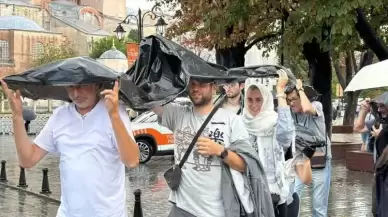 İstanbul'da Yağmur Felaketi: Sokaklar Göle Döndü, Trafik Durma Noktasına Geldi