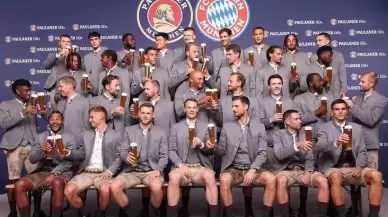 Sacha Boey, Bayern Münih'in Geleneksel Pozunda Birayla Poz Vermedi! Ribery'nin İzinden Gidiyor