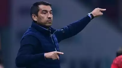 Van Bronckhorst’tan Hakem Tepkisi: "Galatasaray Kırmızı Kart Görmeliydi"