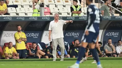 Mourinho’dan VAR'a Bilgisayarlı Protesto! Bilgisayarıyla Yayıncı Kamerasının Önüne Geçti!