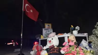 Diyarbakır'da Kaybolan 8 Yaşındaki Narin Güran'ın Mezarına Türk Bayrağı Dikildi: Katil Hala Aranıyor!