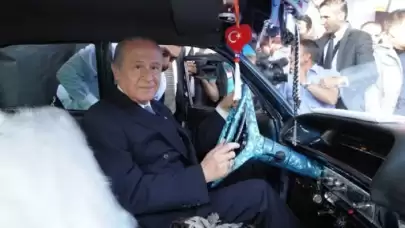 Bahçeli'den o isme büyük jest! MHP lideri garajındaki gözde klasik aracı hediye etti