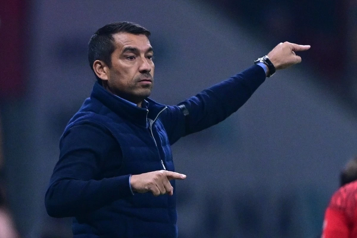 Van Bronckhorst’tan Hakem Tepkisi: "Galatasaray Kırmızı Kart Görmeliydi"