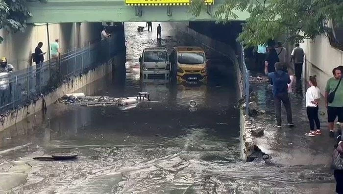 İstanbul'da Sağanak Yağış Felaketi: Bayrampaşa-Maltepe Metro Altgeçidini Su Bastı, Araçlar Mahsur Kaldı