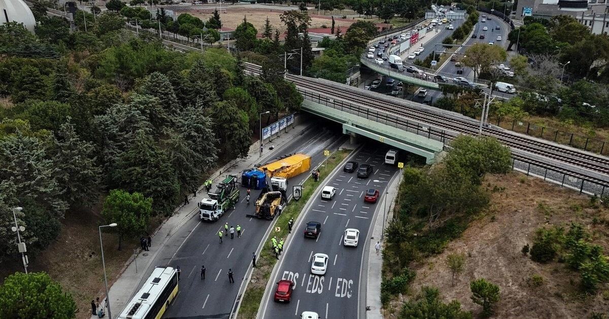 Bakırköy’deki Ölüm Kavşağı Yine Can Aldı: TIR Alt Geçitte Otobüse Çarptı, 5 Yaralı!