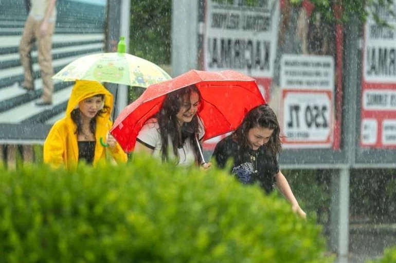 Sıcaklıklar Yüksek, Yağışlar Kapıda: Meteoroloji’den Ankara ve İstanbul İçin Sağanak Uyarısı