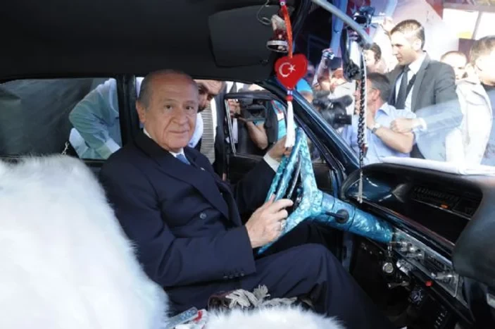 Bahçeli'den o isme büyük jest! MHP lideri garajındaki gözde klasik aracı hediye etti