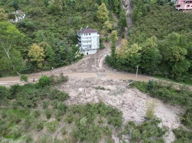 Trabzon’da Şiddetli Yağış Heyelana Yol Açtı: 5 Katlı Bina Tehlike Atlattı!