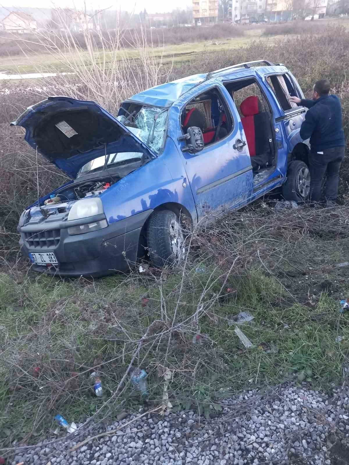 Çaycuma'da Köpeğe Çarpmamak İçin Şarampole Uçtular: 5 Yaralı!